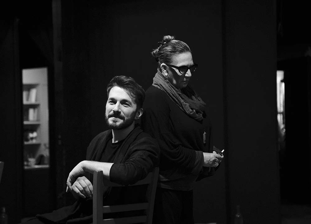 Η ΣΥΝΑΥΛΙΑ ΤΗΣ ΛΙΝΑΣ ΝΙΚΟΛΑΚΟΠΟΥΛΟΥ «ΘΑΛΑΣΣΑ ΜΑΝΑ ΙΙ» ΕΠΙΣΤΡΕΦΕΙ ΣΤΟΝ ΠΟΡΟ ΜΕ ΤΟΝ ΘΟΔΩΡΗ ΒΟΥΤΣΙΚΑΚΗ